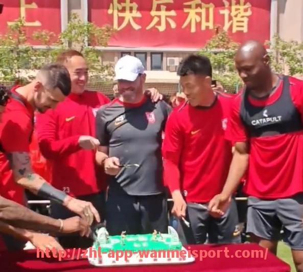 完美体育官方入口-英超球星穿着球衣号码的背后意义