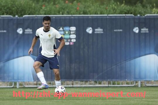 完美体育官方入口-世俱杯中场球员控球稳定性分析：核心与传导中枢的角色定位